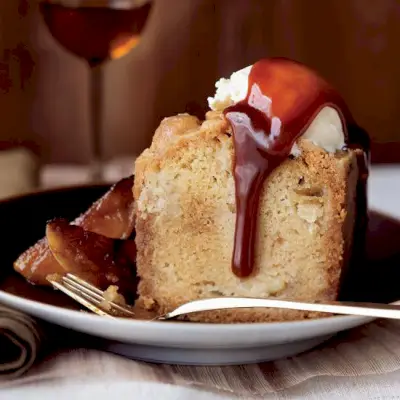 Bolo De Maçã Com Crosta De Caramelo