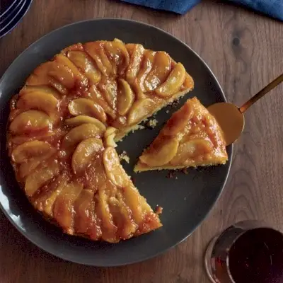 Bolo de cabeça para baixo com bordo e maçã