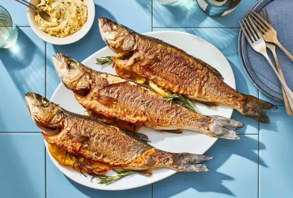 Receta de Branzino entero asado con mantequilla de alcaparras
