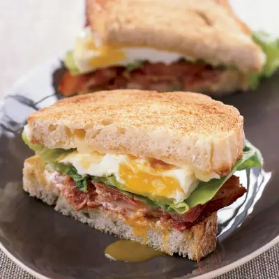 Sándwich BLT de huevo frito y queso