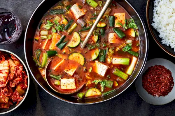 Ensopado Picante de Tofu e Abobrinha
