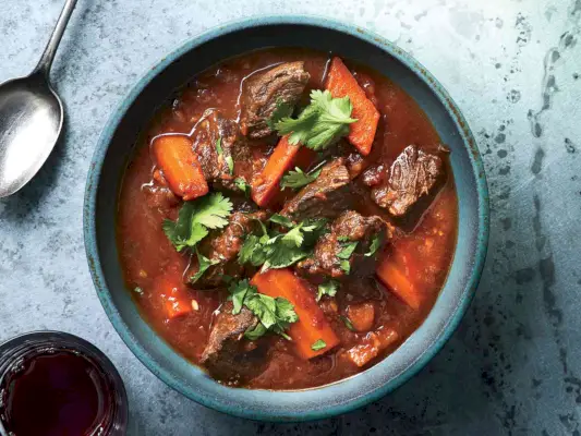 Ensopado de carne vietnamita com anis estrelado e capim-limão