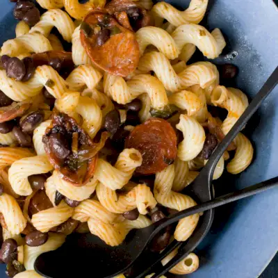 Cavatappi mit Chorizo und schwarzen Bohnen