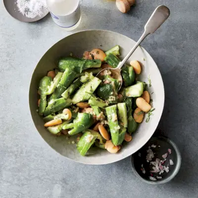 Zerdrückter Gurkensalat mit Butterbohnen und Estragon