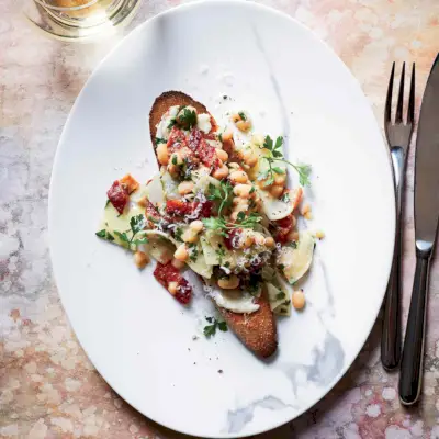 Bohnen und Speck auf Buttertoast