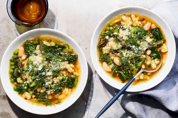 Frühlings-Minestrone mit geriebenen Eiernudeln