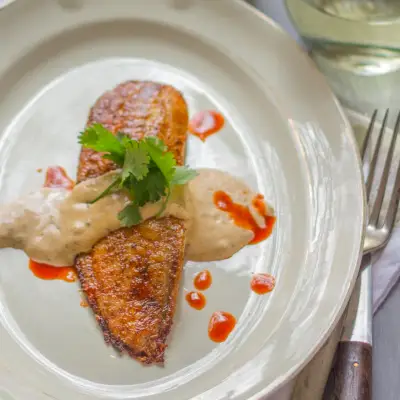 Czerniona Tilapia z Cajun Remoulade
