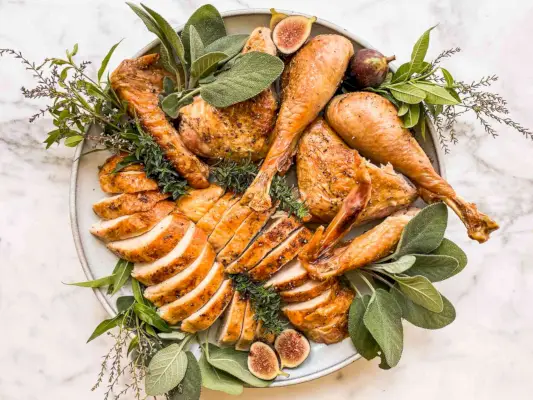 Ricetta del tacchino spatchcock sale e pepe