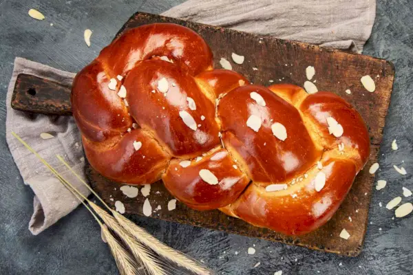 Umývanie vajec môže dať upečenému dobru zlatohnedú farbu, ktorá je mierne lesklá