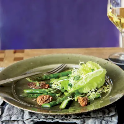 Morel-a-Špargľový šalát s Frisée a maslovým šalátom