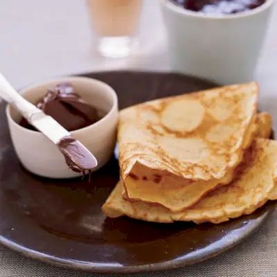 Crêpes mit brauner Butter, Nutella und Marmelade