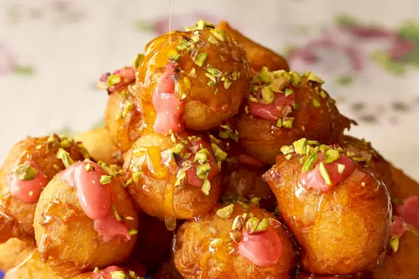 Bimuelos mit Cranberry Curd und Kardamomhonig