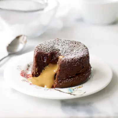 Geschmolzener Schokoladenkuchen mit Erdnussbutterfüllung