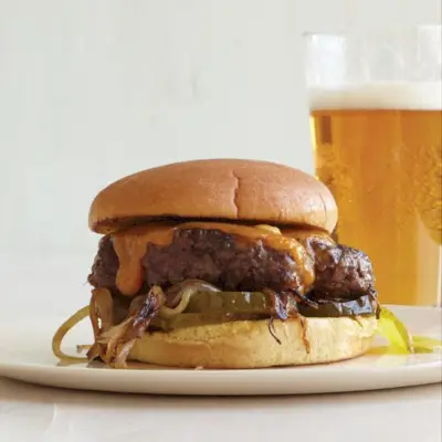 hamburgery s čedarom a cibuľou