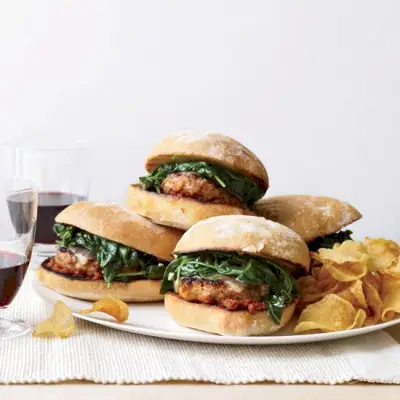 Taliansko-klobásové burgery s cesnakovým špenátom