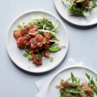 Tártaro Picante de Salmão com Repolho, Feijão Verde e Ervas