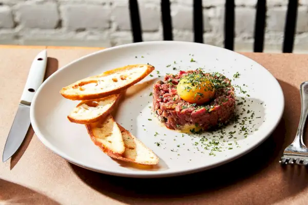 Tártaro de filé mignon com receita de vinagrete de anchova e pepino