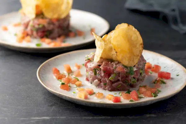 Tártaro de Atum com Óleo de Gengibre, Wasabe e Sementes de Gergelim