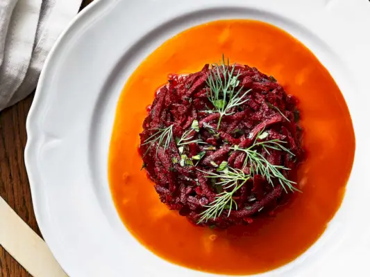 Tártaro de beterraba e raiz-forte com receita de molho de cenoura fresca