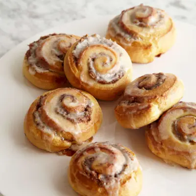 Glasierte Zimtschnecken mit Pekannussstrudeln