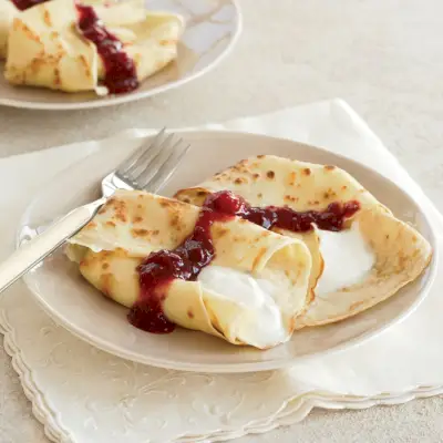 Crepes mit süßem Joghurt und Himbeer-Aprikosen-Sauce