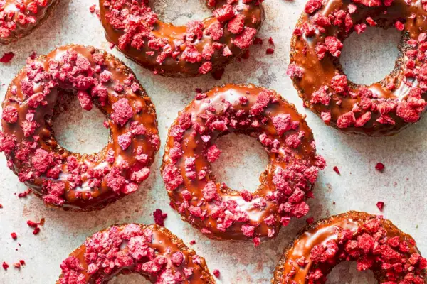 Schokoladen-Himbeer-Französische Crullers mit Fudge-Glasur