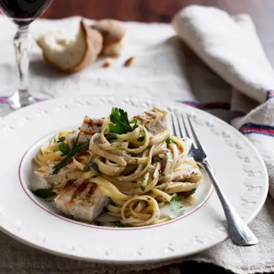 Linguine Piccole con pez espada a la parrilla y salsa de anchoas y perejil