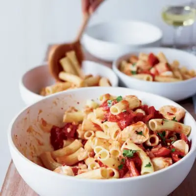 Rigatoni con lubina y tomates
