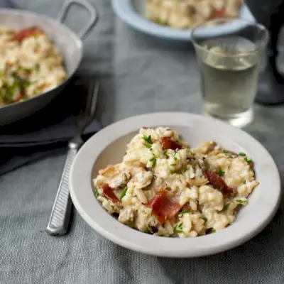 Risotto de almejas con tocino y cebollino