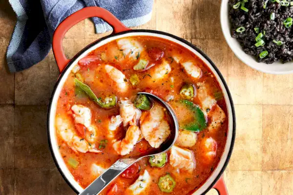 Carolina-Fisch, Garnelen, Okra-Eintopf mit schwarzem Reis