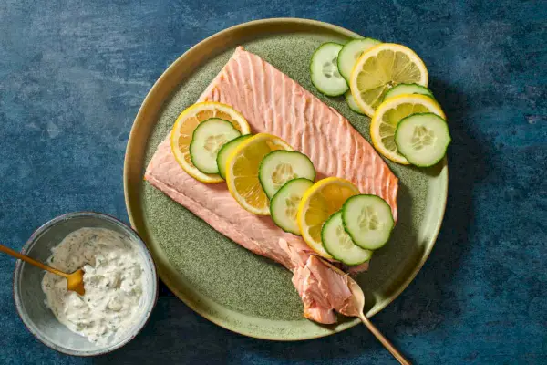 Kalt pochierter Lachs mit Kreuzkümmel-Joghurt-Sauce