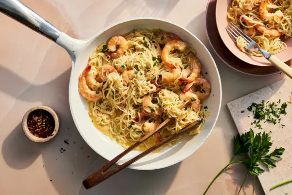 Garnelen-Scampi-Fadennudeln mit Knoblauch-Miso-Butter