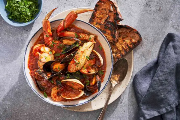 Schüssel mit gegrilltem Brot
