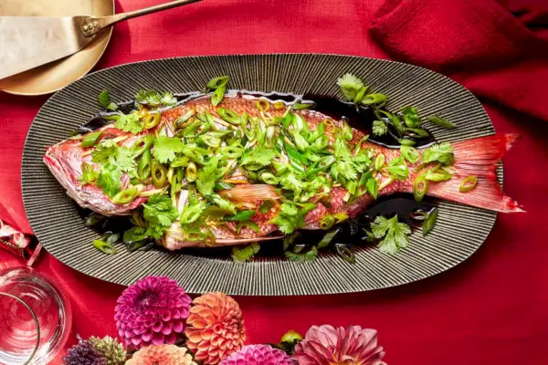 Ganzer Fisch, beträufelt mit scharfem Ingwer-Frühlingszwiebelöl