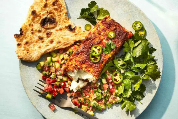 Gewürzter gerösteter Heilbutt mit Kräutern und Tahini-Salat