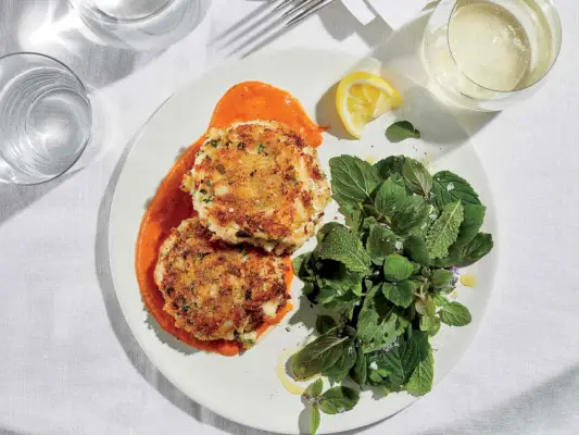 Knusprige Krabbenkuchen mit Tomatenbutter