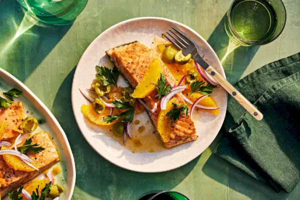 Langsam gerösteter Lachs mit Zitrus-Oliven-Relish