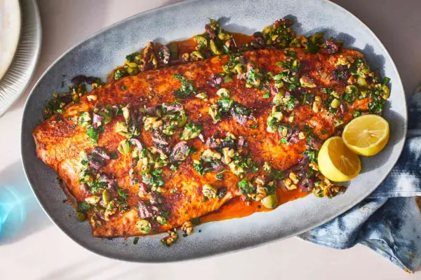 Platte mit langsam geröstetem Lachs mit Oliven-Walnuss-Vinaigrette