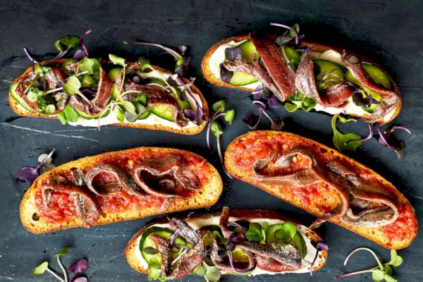Sardellentoast mit frischer Tomatenvinaigrette