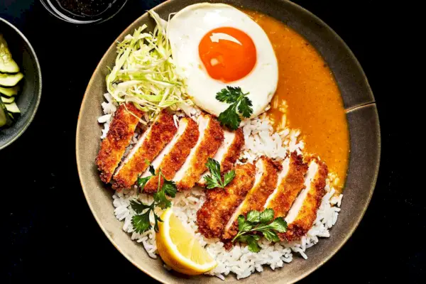 카츠 카레(돈까스 너겟과 계란 후라이를 곁들인 일본식 카레)