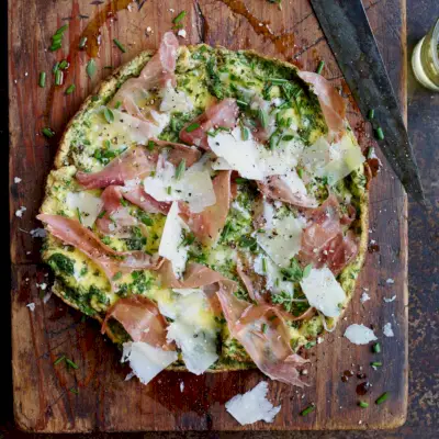 Frittata alle cinque erbe, prosciutto e parmigiano