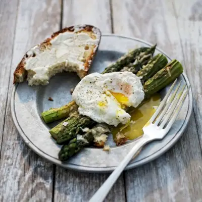 Asparagi alla parmigiana con uova in camicia