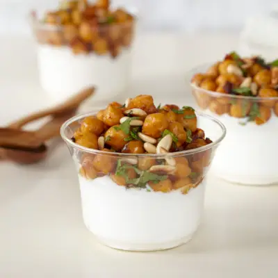 Ceci Speziati con Yogurt e Pinoli