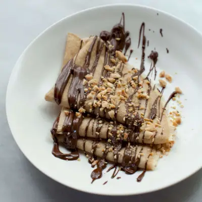 スペルト小麦のクレープ チョコレートピーナッツバターガナッシュ添え
