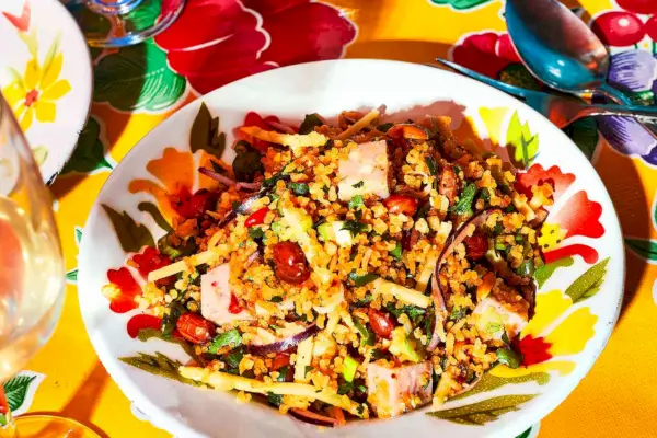 Nam Kkao Tod (salada de arroz crocante)