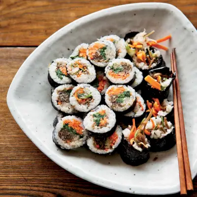 Rolinhos de Sushi Coreanos com Crumble de Nozes e Edamame