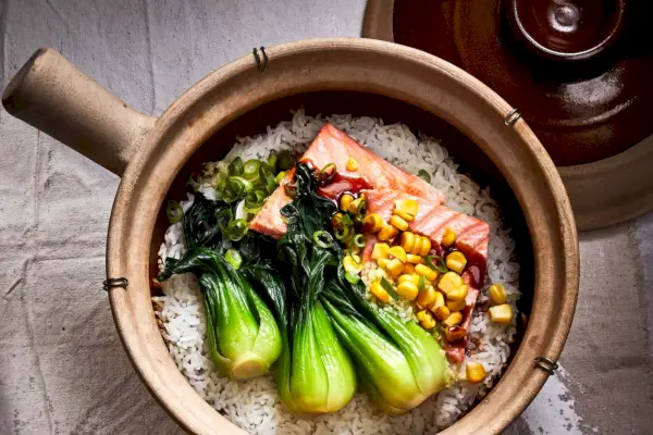 Arroz Crocante de Gengibre em Panela de Barro com Receita de Salmão e Bok Choy