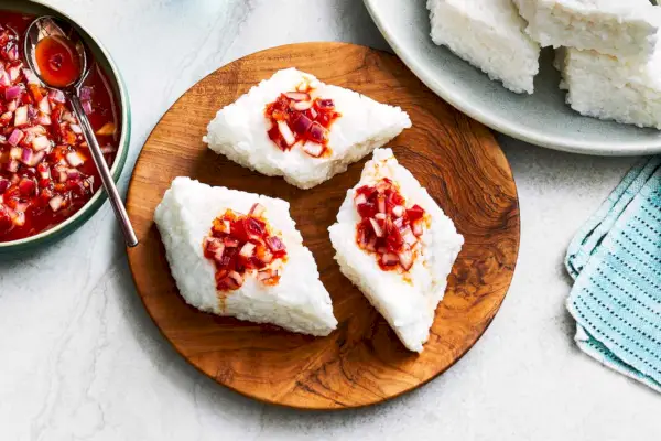 Kiribath com Lunu Miris (arroz de coco com sambal)