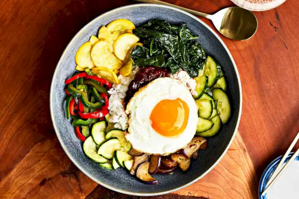 Bibimbap de vegetais de verão
