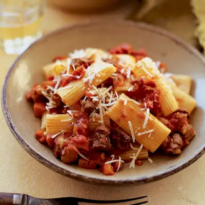 Herzhaftes Lammragù mit Rigatoni